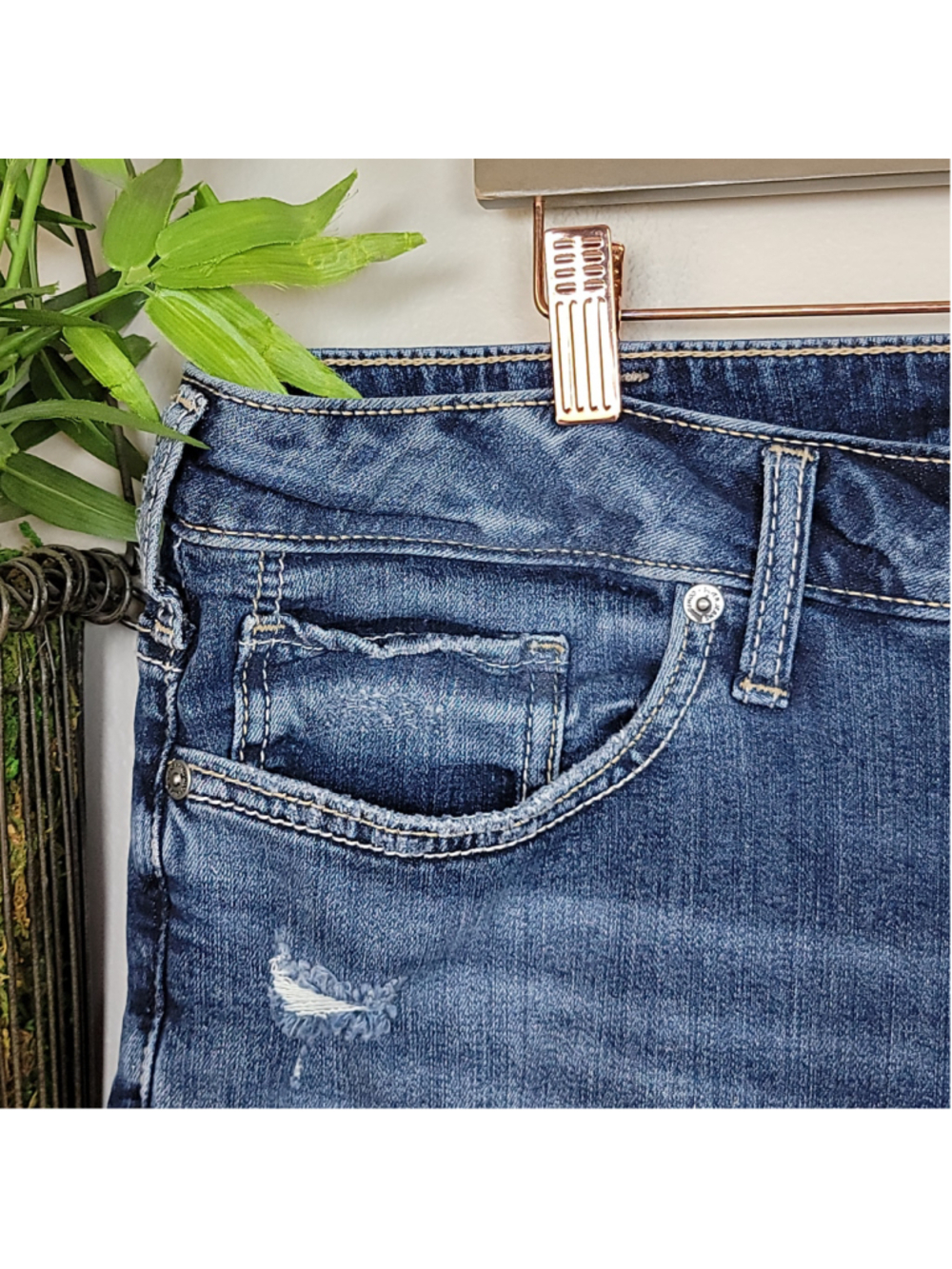 Silver 20 Suki Bermuda Medium Blue Wash Distressed Jean Shorts Mid Rise Relaxed - Picture 3 of 9